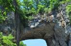 A colossal ponte de pedra do parque 'Natural Bridge', na Virginia, nos Estados Unidos
